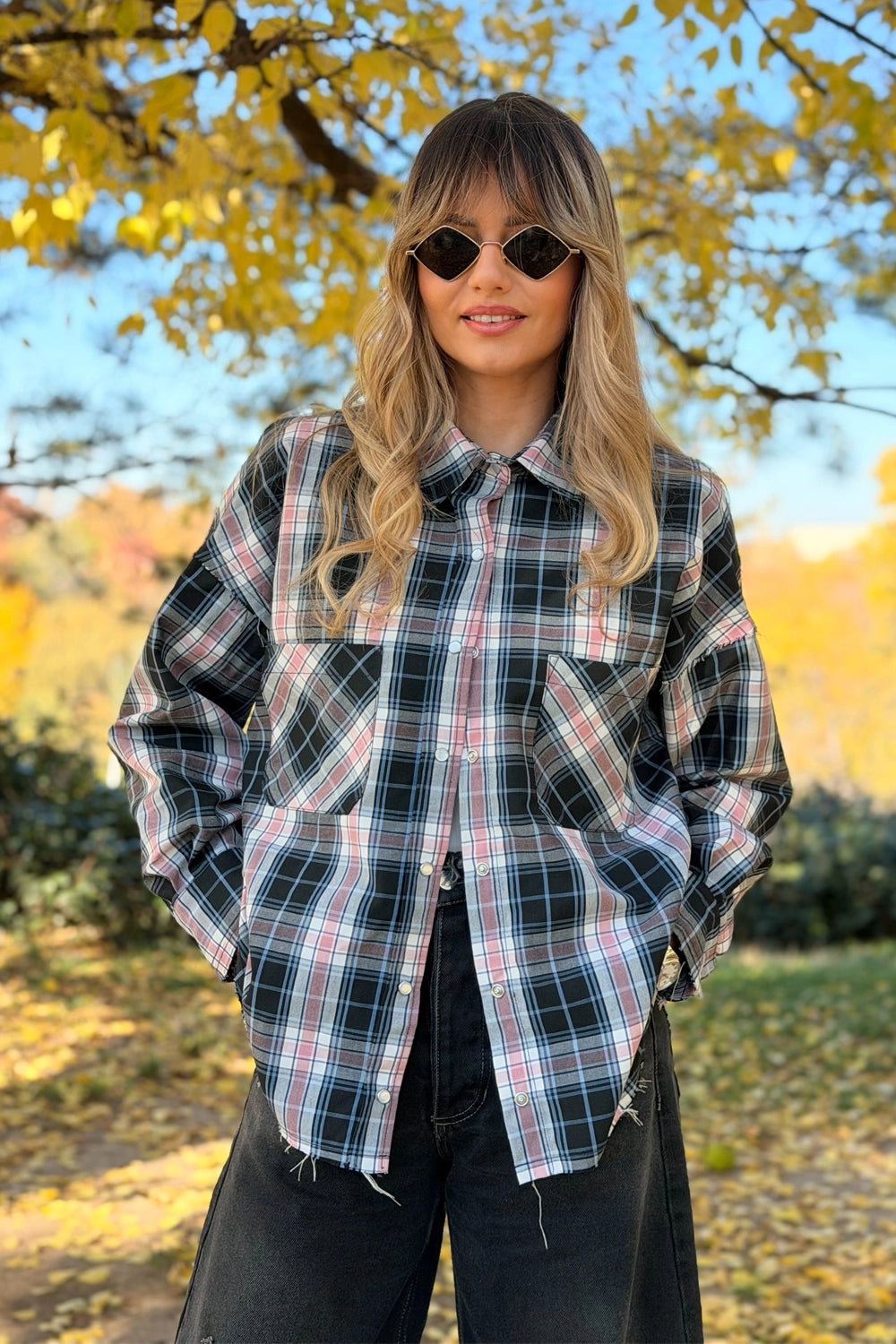 Camasa dama oversized in carouri roz si negre fata