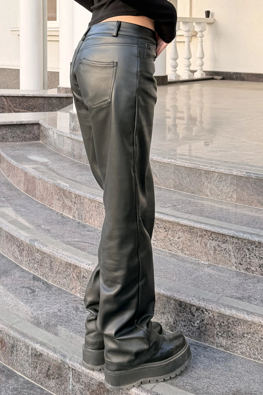 pantaloni negri din faux leather vedere laterala cu fit larg si talie medie