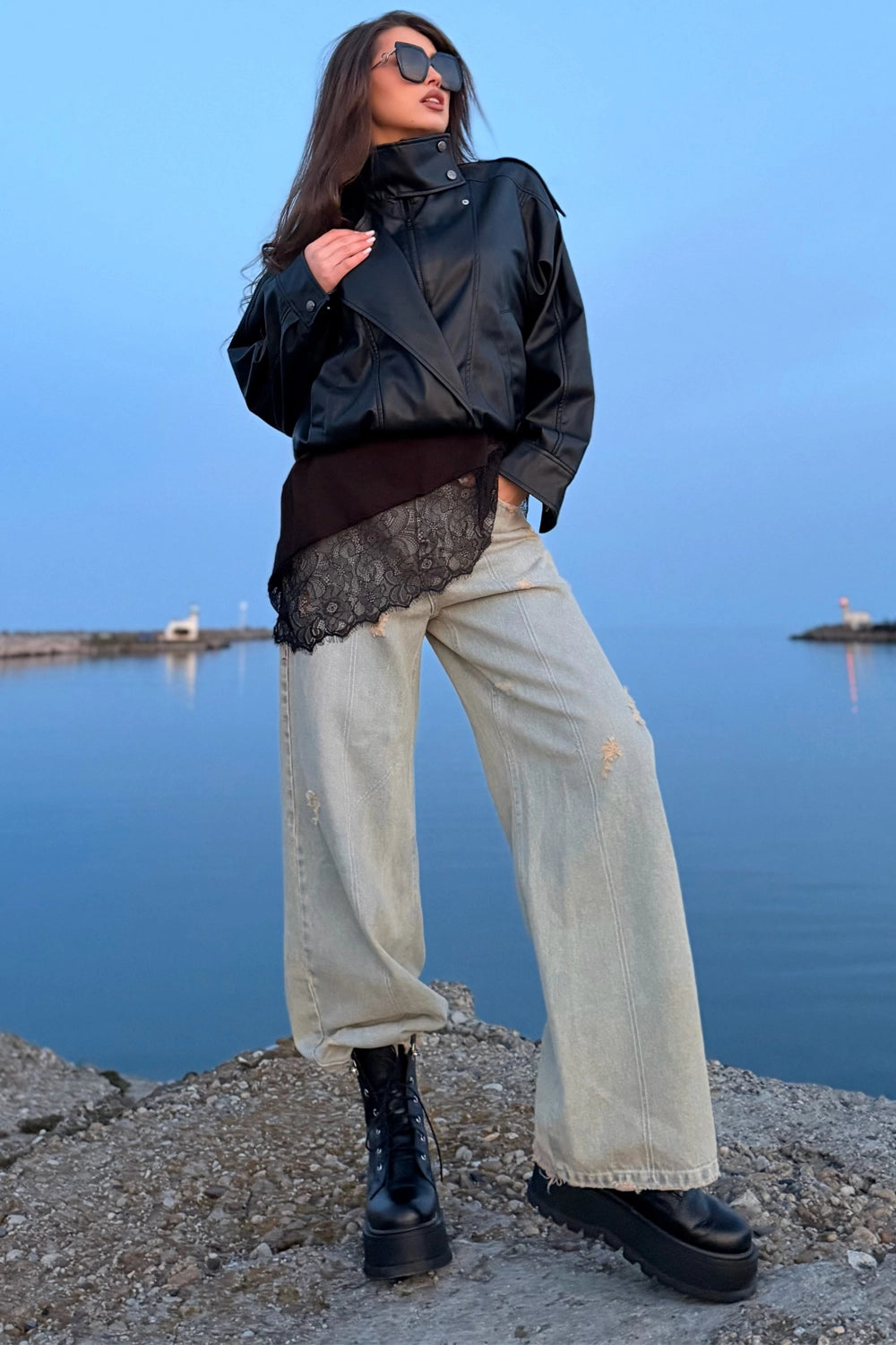 blugi dama wide fit din denim albastru deschis cu rupturi usoare