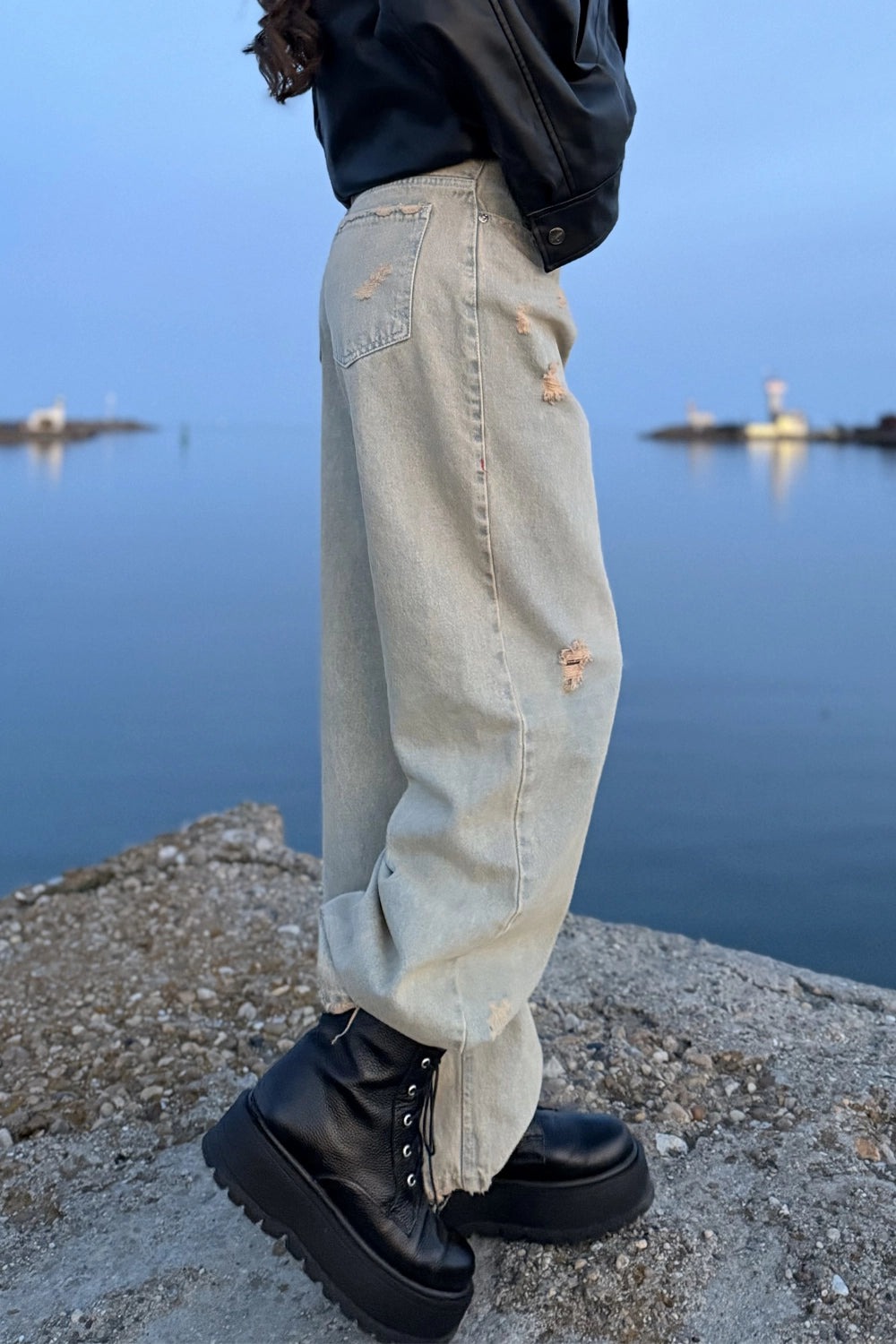 blugi largi dama din denim albastru deschis stil modern