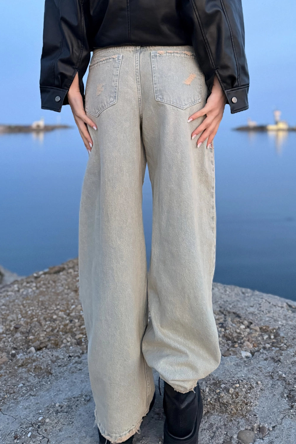 blugi dama wide leg din denim deschis cu croiala lejera vedere din spate