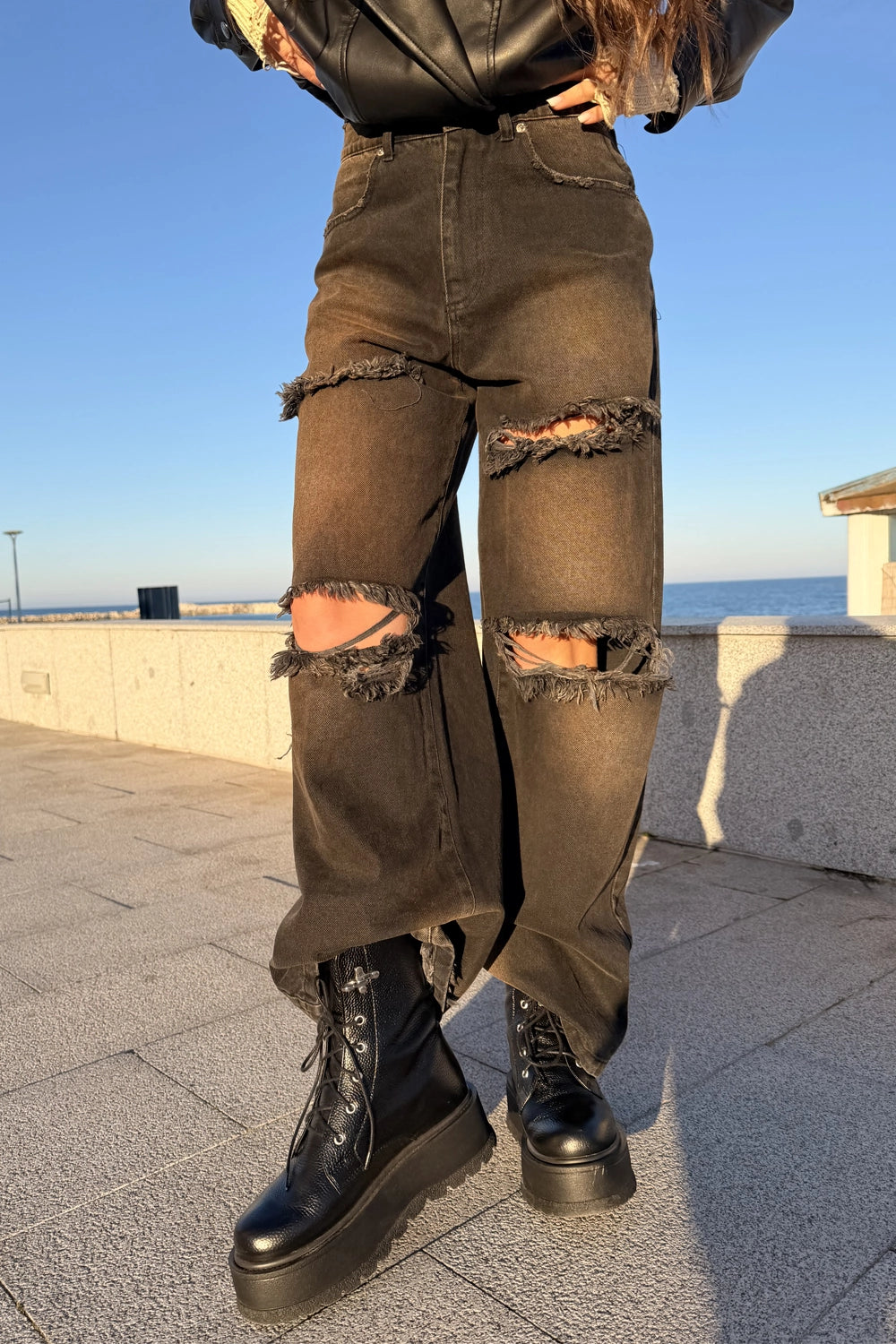 blugi negri dama cu efect distressed si rupturi pe genunchi