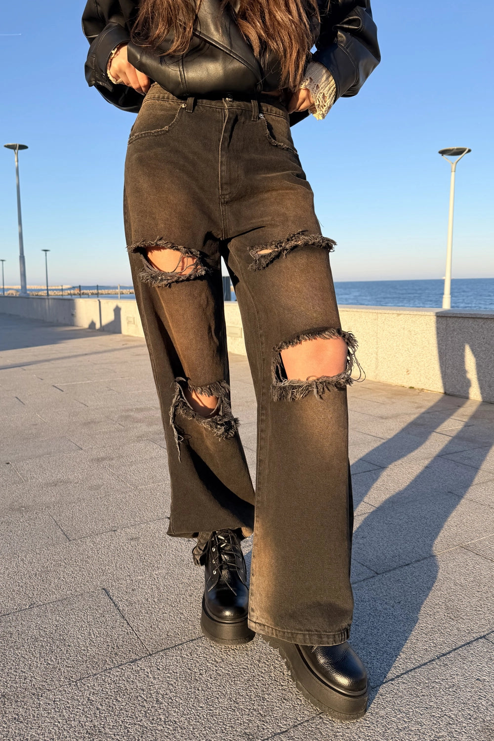 blugi dama din denim negru cu rupturi mari si aspect deteriorat