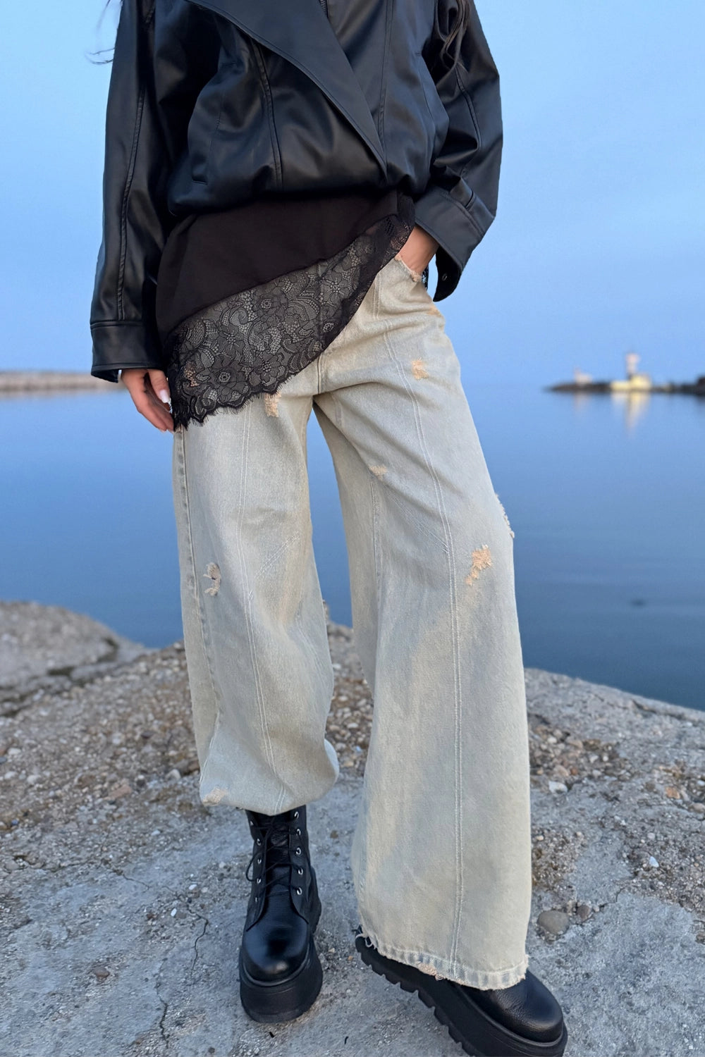 blugi dama cu croiala larga din denim deschis stil streetwear