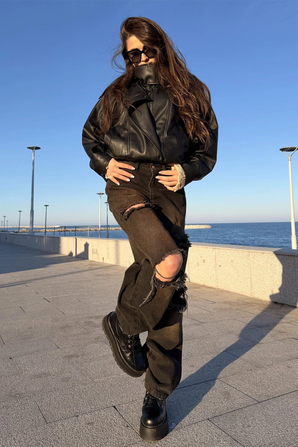 blugi dama din denim negru ripuiti potriviti pentru outfit streetwear