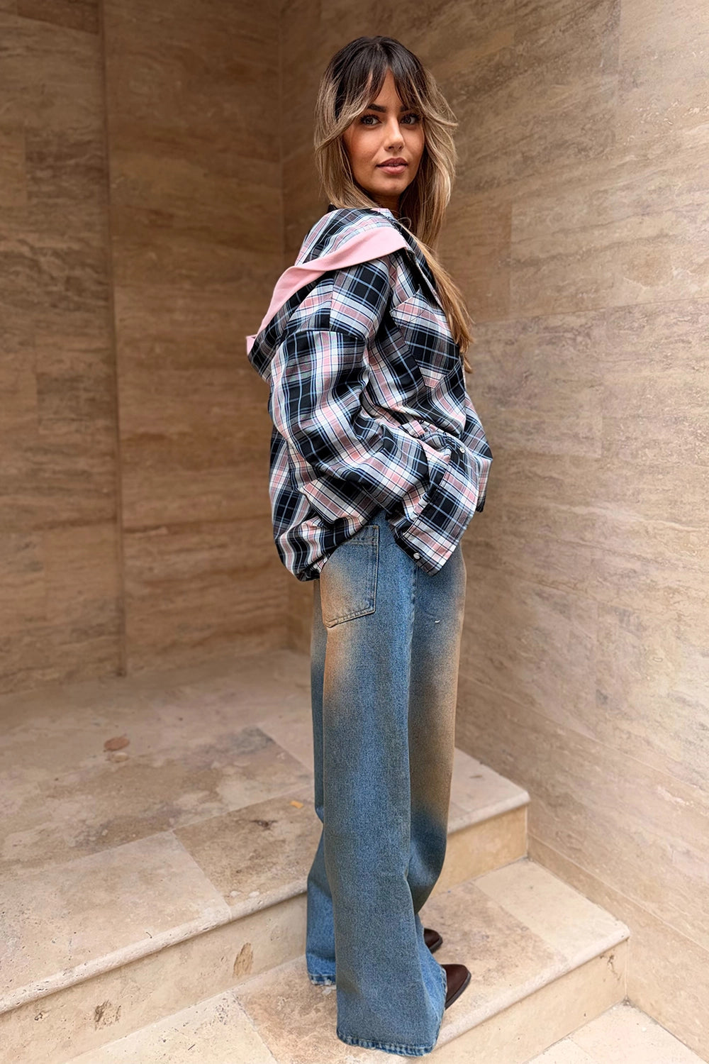 Blugi wide leg din denim cu efect decolorat și talie înaltă, vedere laterala