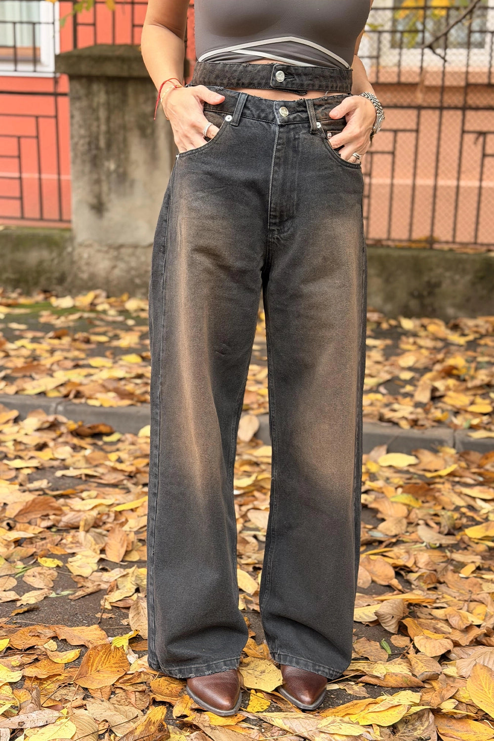 Blugi evazati din denim cu efect decolorat și talie înaltă, vedere din fata