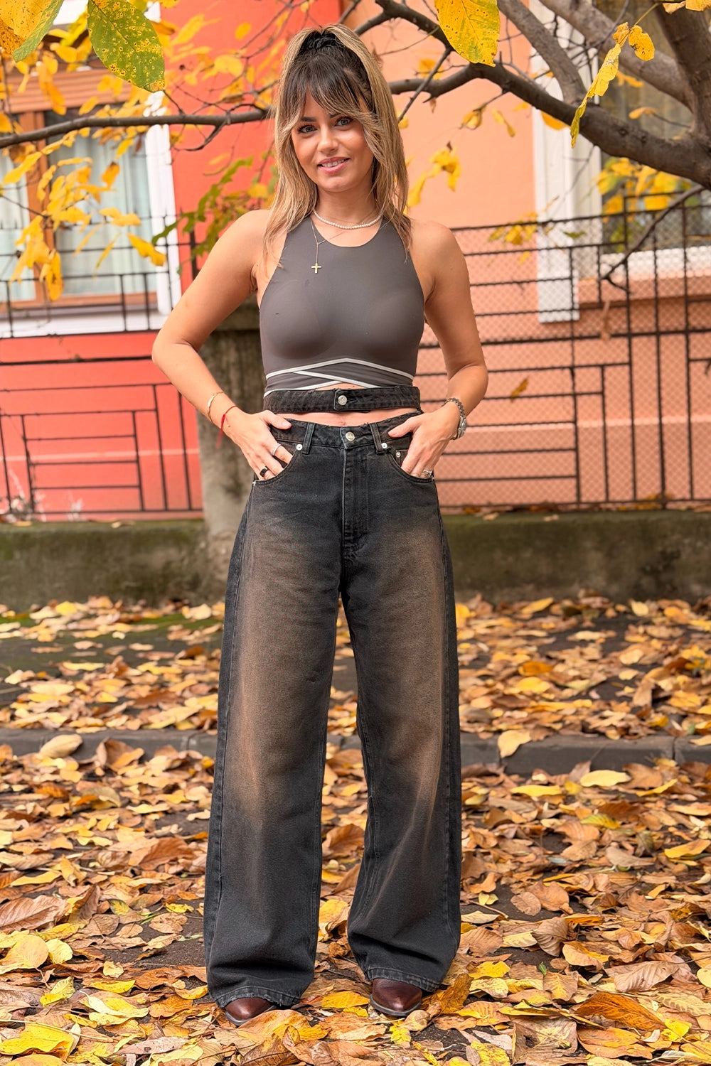 Blugi evazati din denim cu efect decolorat și talie înaltă