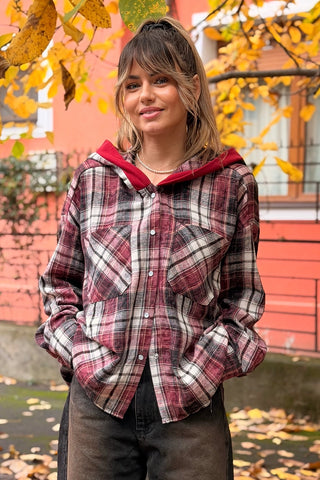 Cămașă din bumbac pentru femei cu imprimeu în carouri bordeaux și glugă, vedere frontală