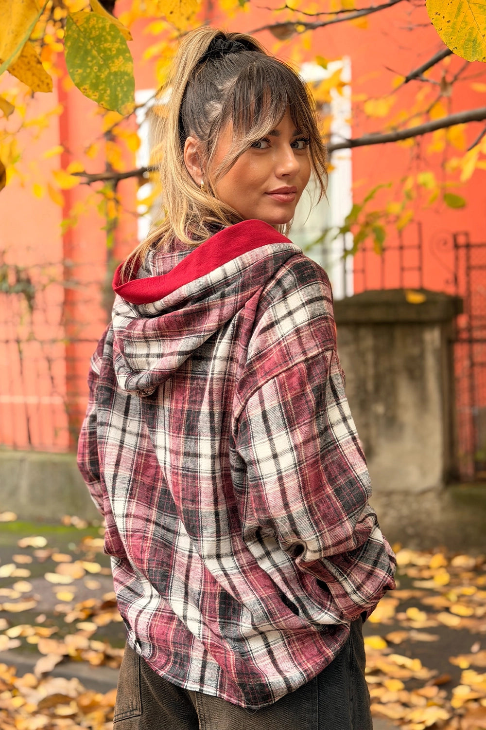 Cămașă din bumbac cu carouri bordeaux și glugă, vedere din spate