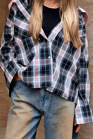 Outfit casual de toamnă cu cămașă din bumbac în carouri roz cu capse sidefate