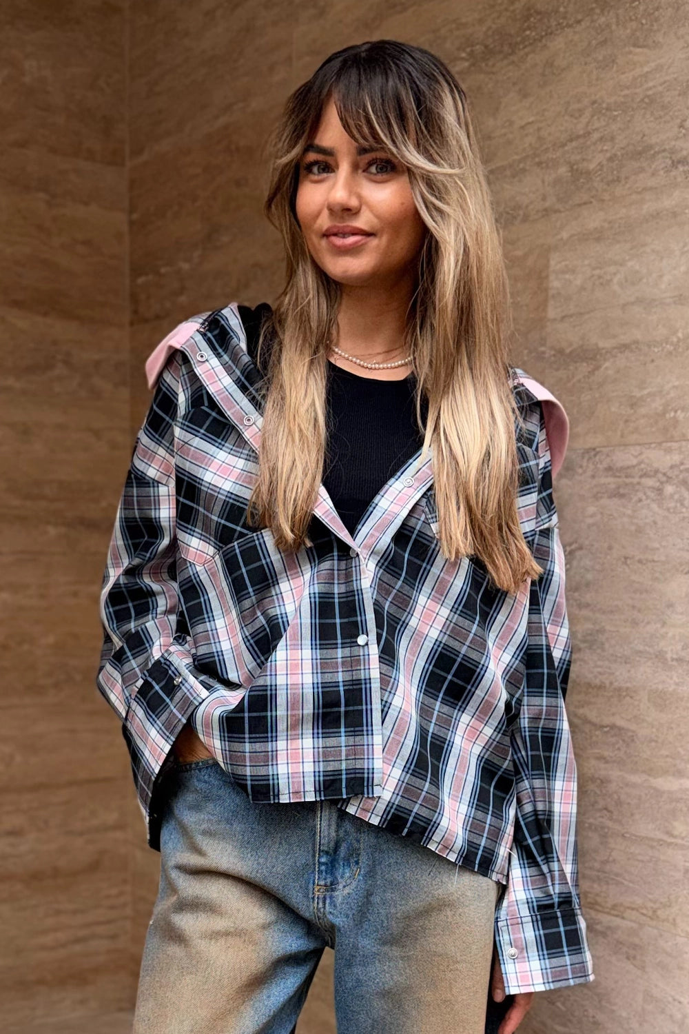 Cămașă din bumbac pentru femei cu imprimeu în carouri roz și negre, glugă integrată și închidere cu capse sidefate, vedere frontală
