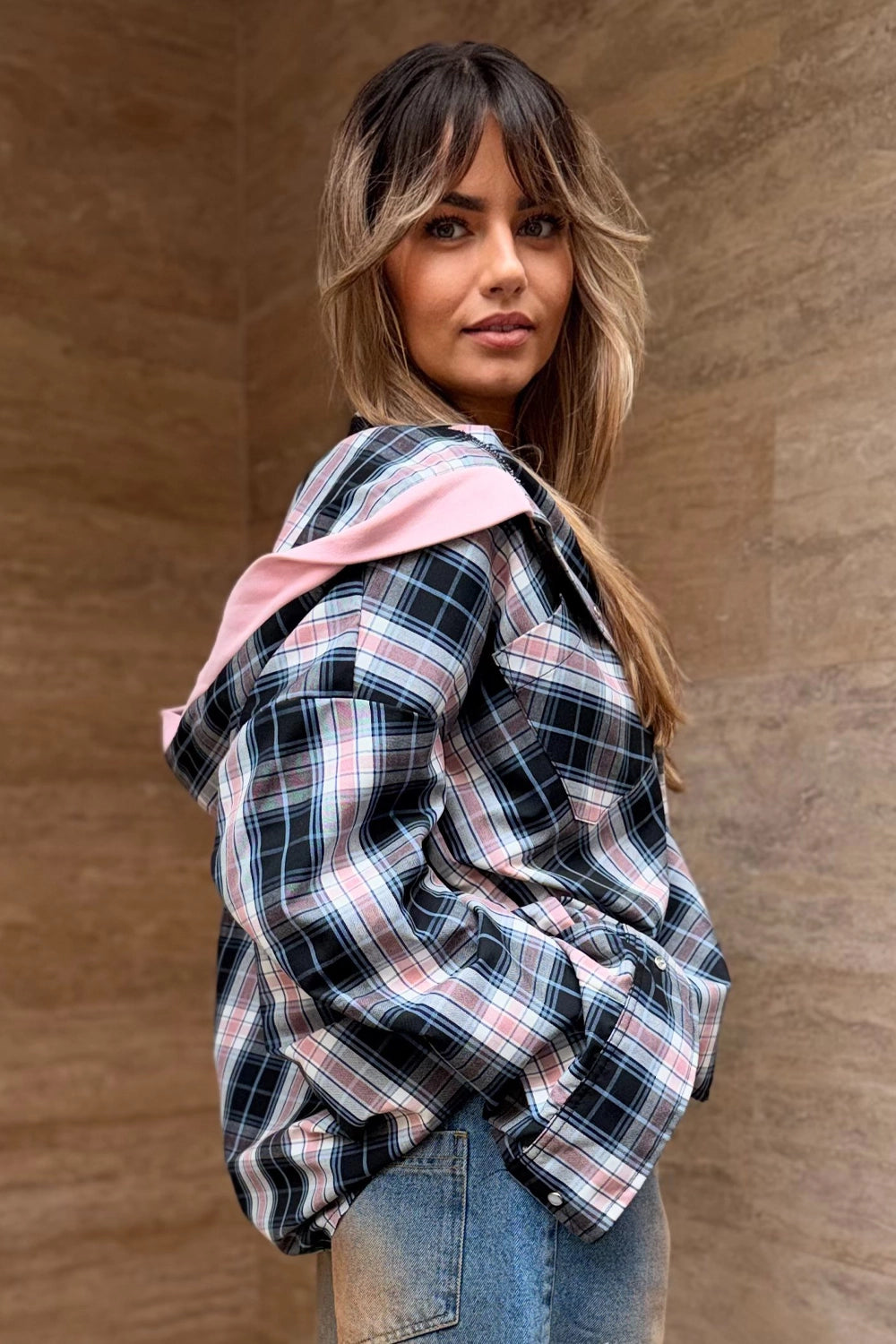 Cămașă din bumbac în carouri roz și negre, cu glugă și croială lejeră, vedere din spate