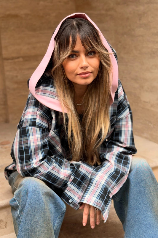 Outfit casual de toamnă cu cămașă din bumbac în carouri roz și blugi wide leg cu efect washed