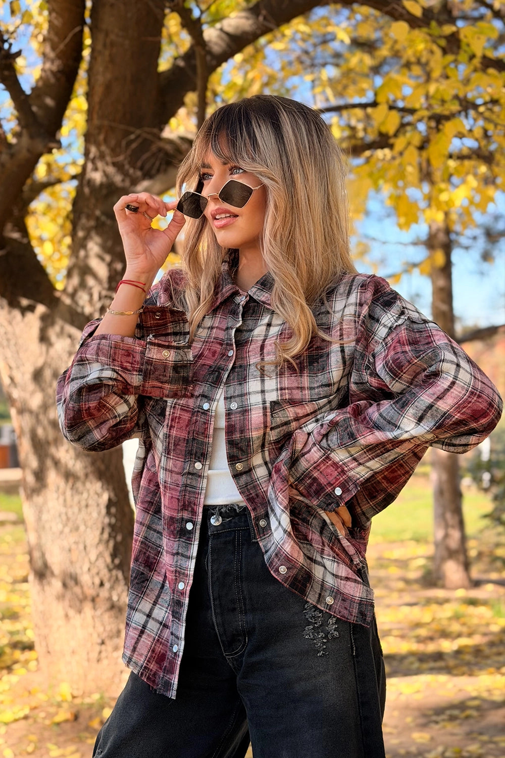 Cămașă damă oversize roșu-închis cu carouri, purtată cu ochelari de soare, look casual