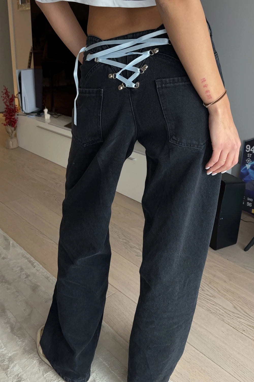 denim negru baggy cu detaliu lace up posterior si croiala larga