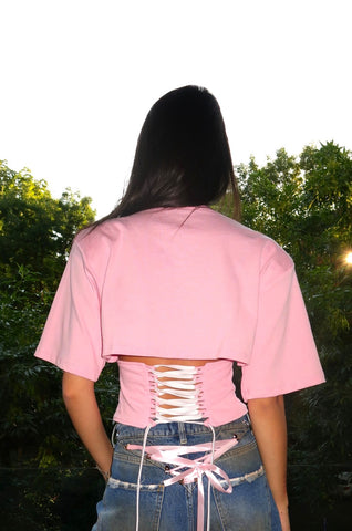 Detaliu șnur reglabil la spate pentru tricou crop roz din 100% bumbac