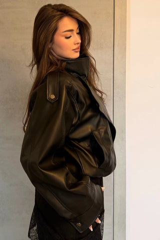 Geacă din piele neagră cu design structurat și look contemporan