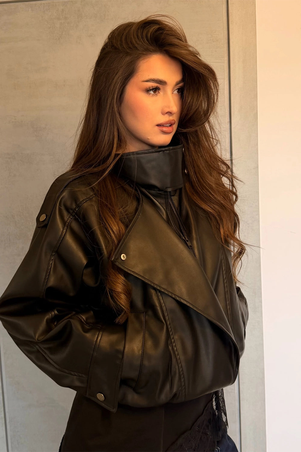 Geacă neagră din piele cu guler înalt și croială modernă