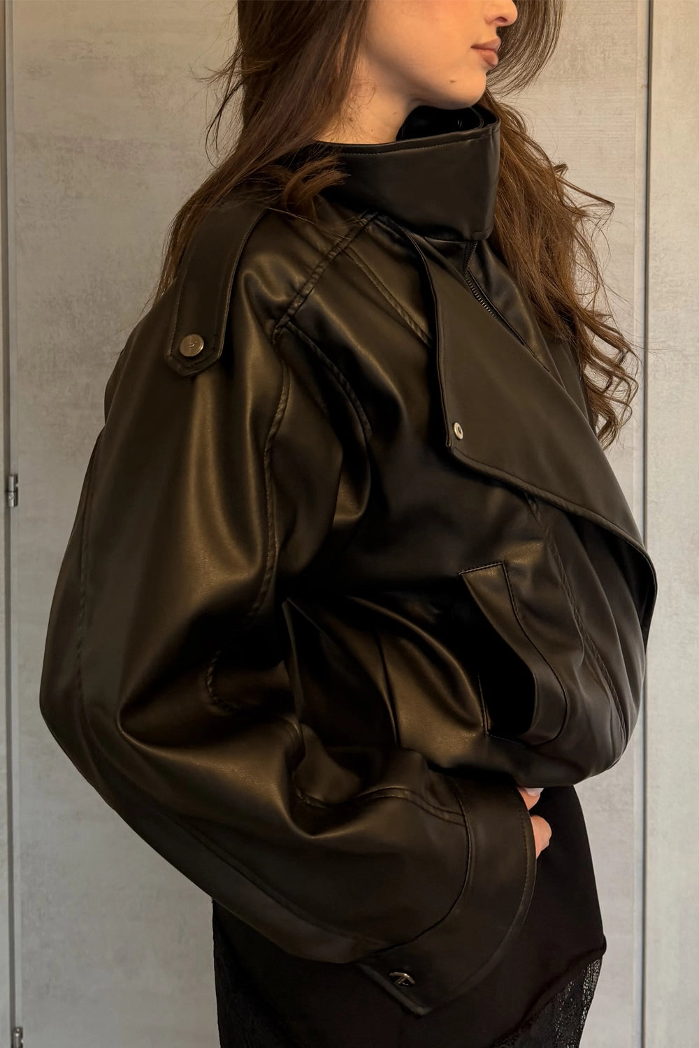 Geacă din piele neagră cu design structurat și rever oversied