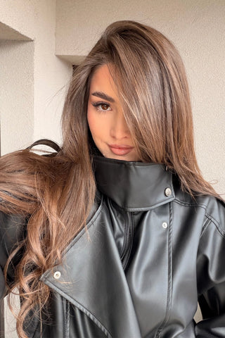 Geacă neagră din piele cu guler înalt și croială modernă