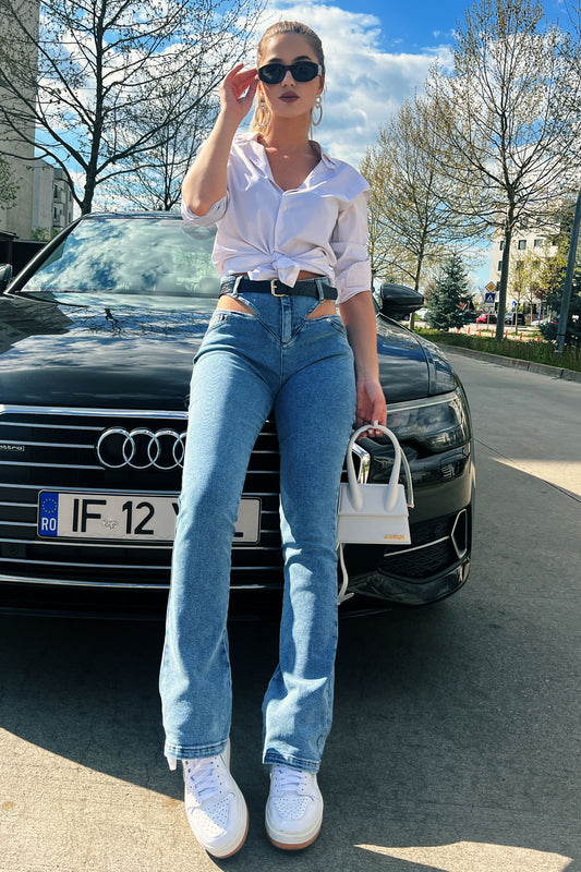 blugi evazati cu decupaj pe sold