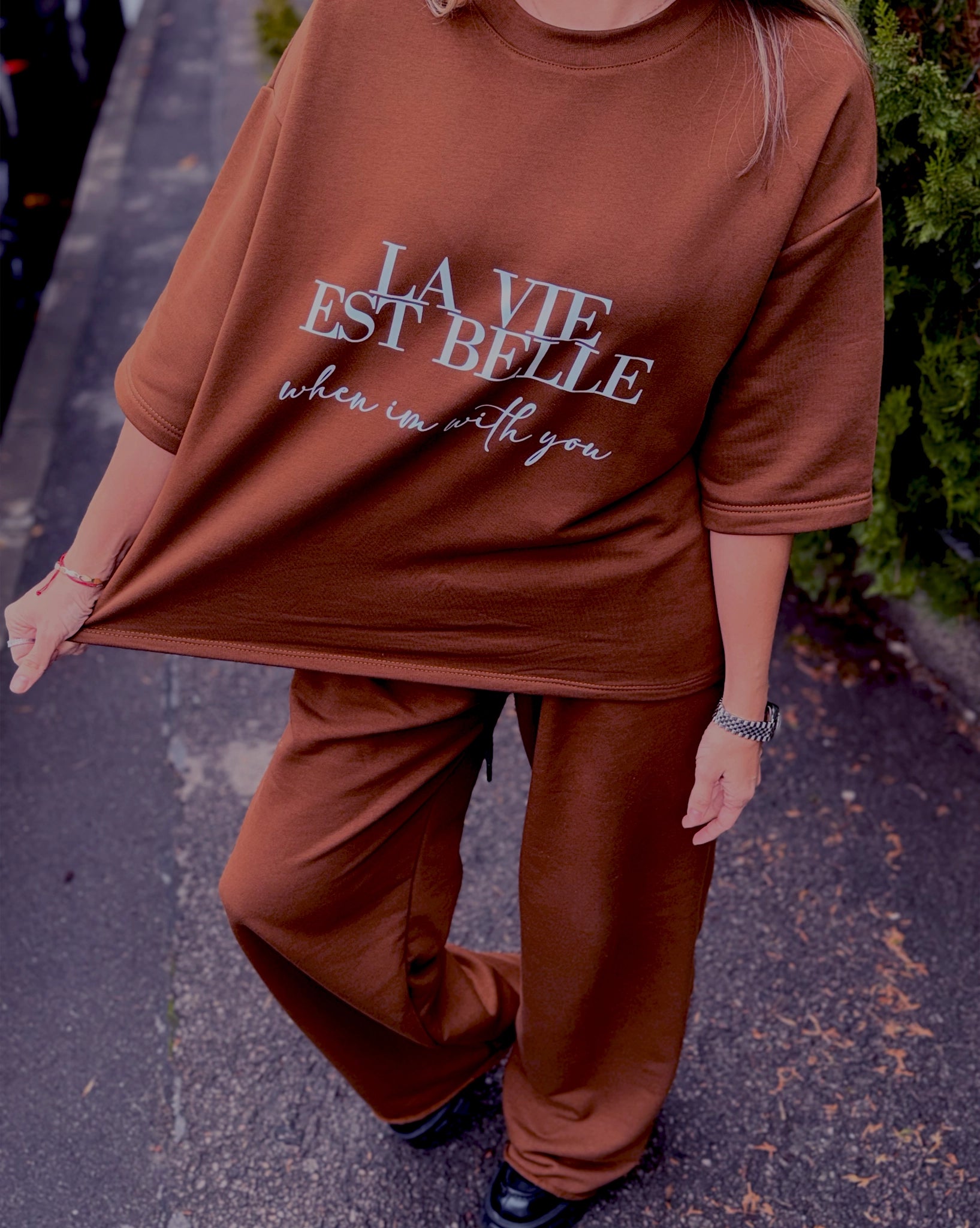 Trening damă maro din două piese,  cu bluză oversize cu print "la vie e belle"