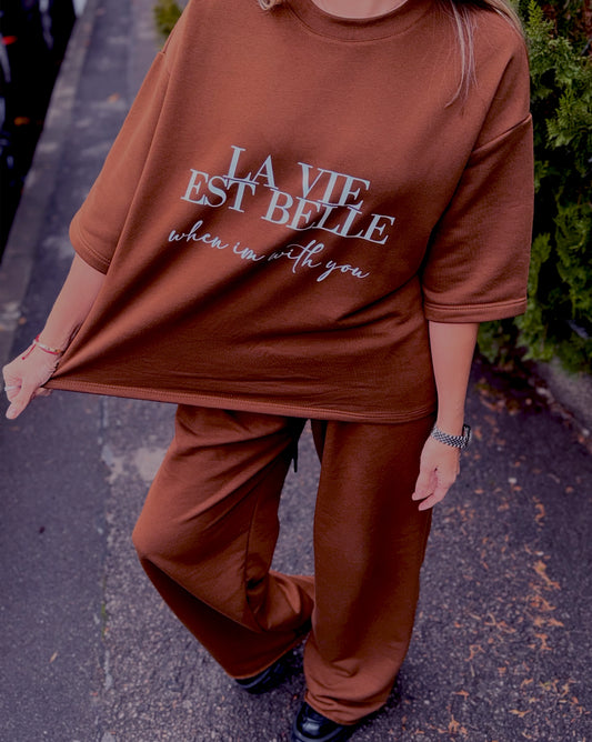 Trening damă maro din două piese,  cu bluză oversize cu print "la vie e belle"